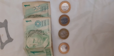 Moedas e cédulas  de 1 real